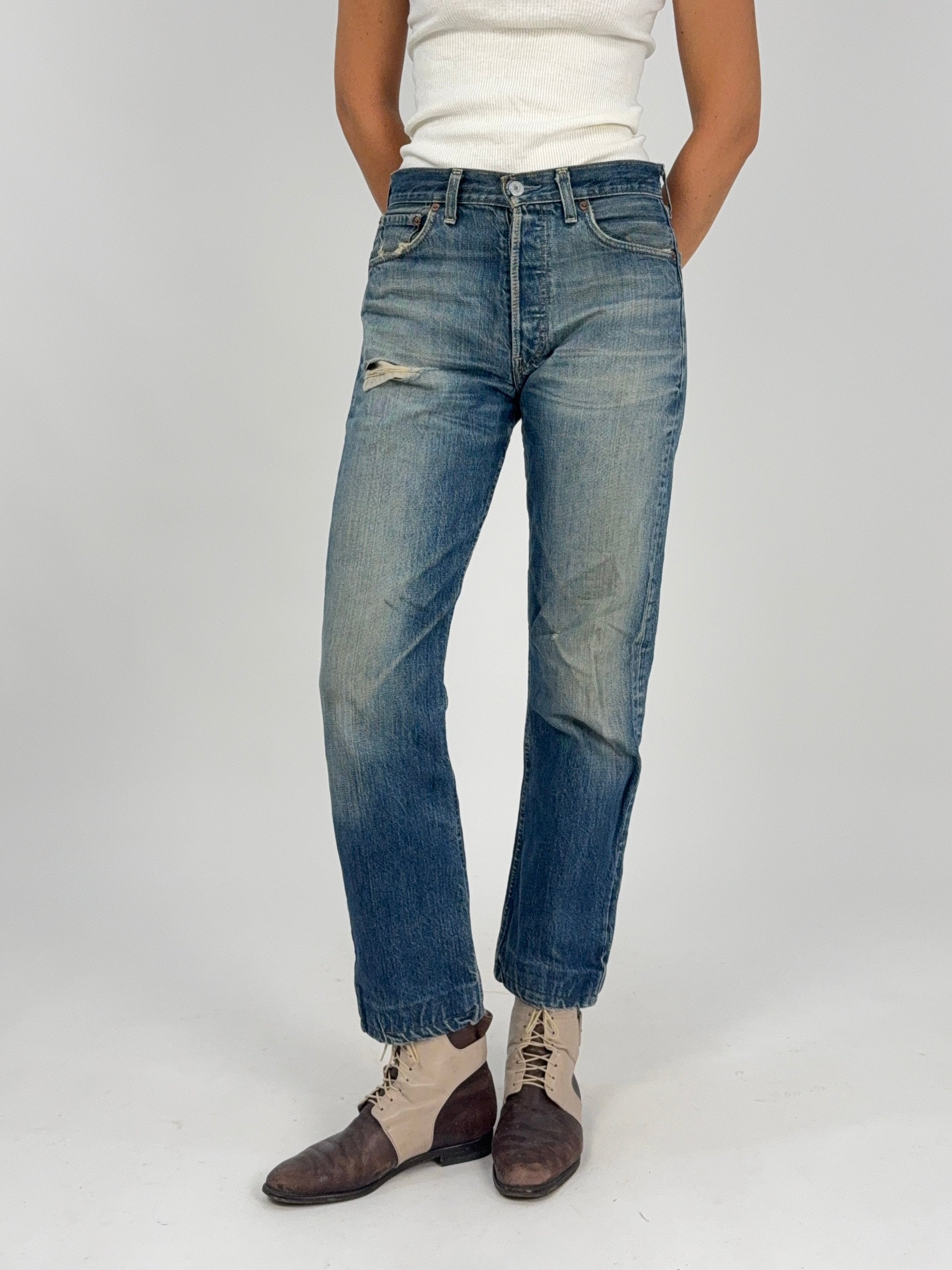 Levi's 501 Vintage Donna W29 - vista frontale intera indossata con canotta bianca e stivaletti