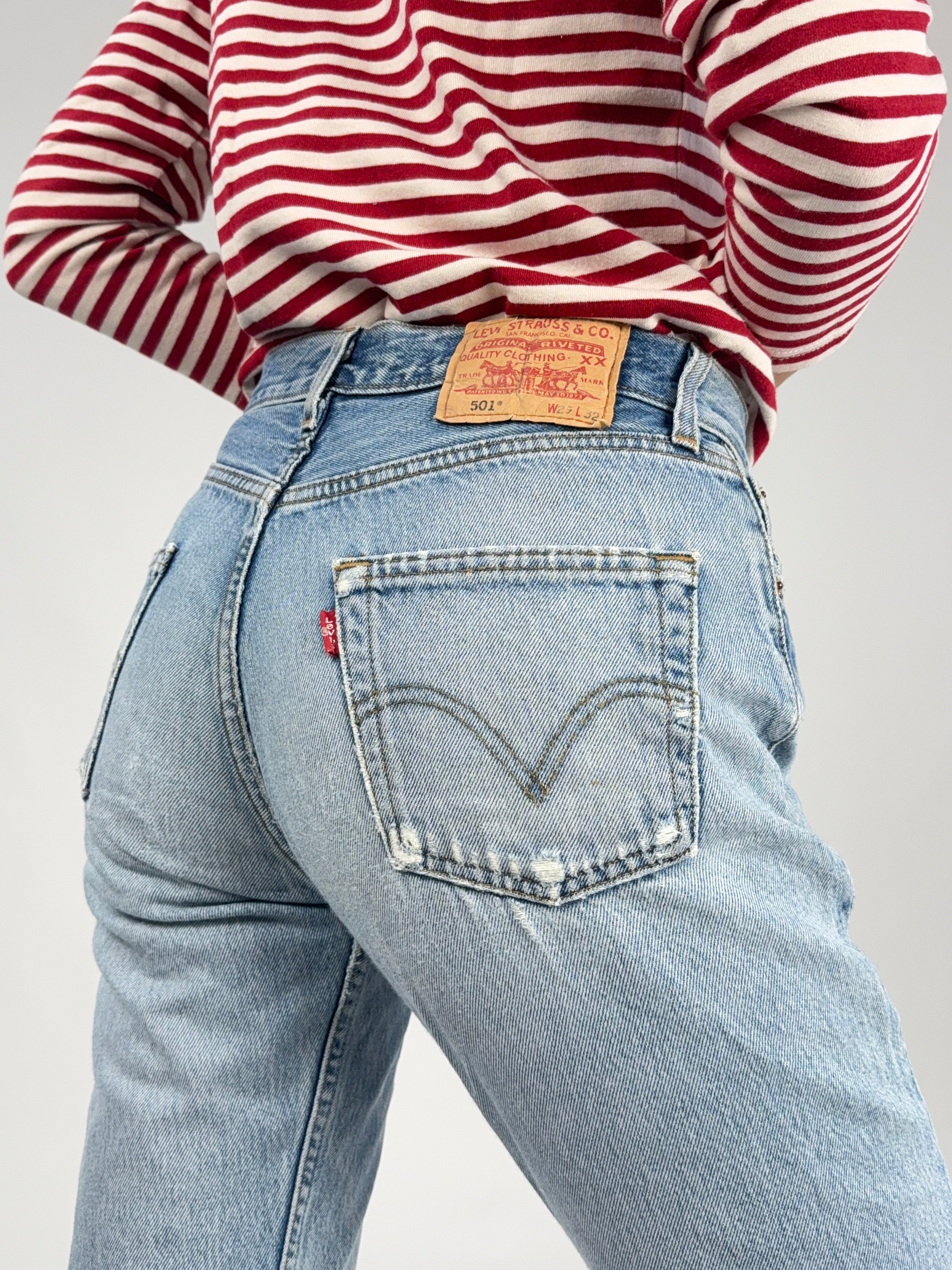 Levi's 501 Vintage Donna W29 L32 - dettaglio posteriore patch Two Horse con taglia W29 L32 e fading naturale intenso