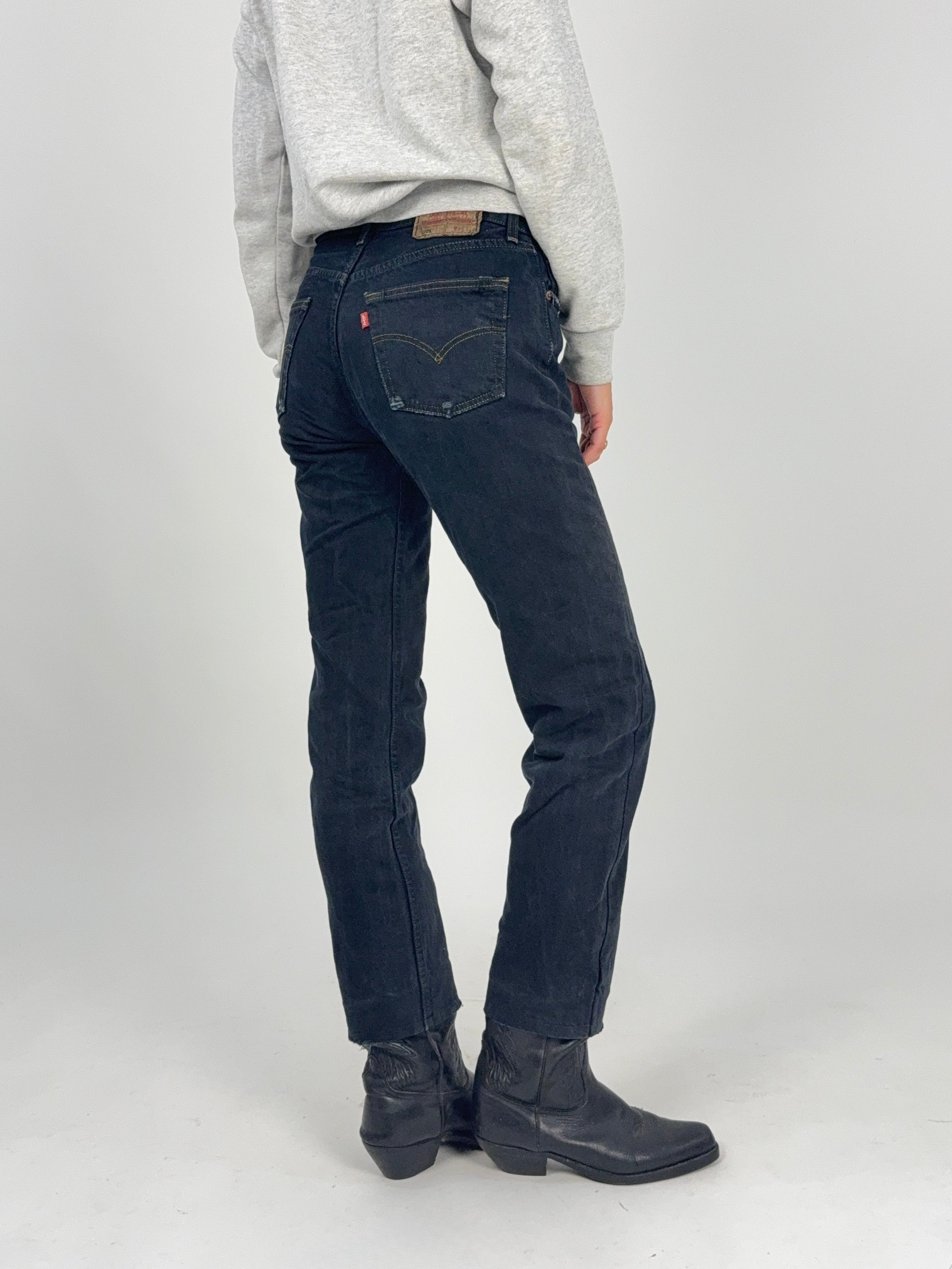 Levi's 501 Vintage Donna W30 Nero - vista posteriore tre quarti con patch Two Horse integra e red tab Levi's