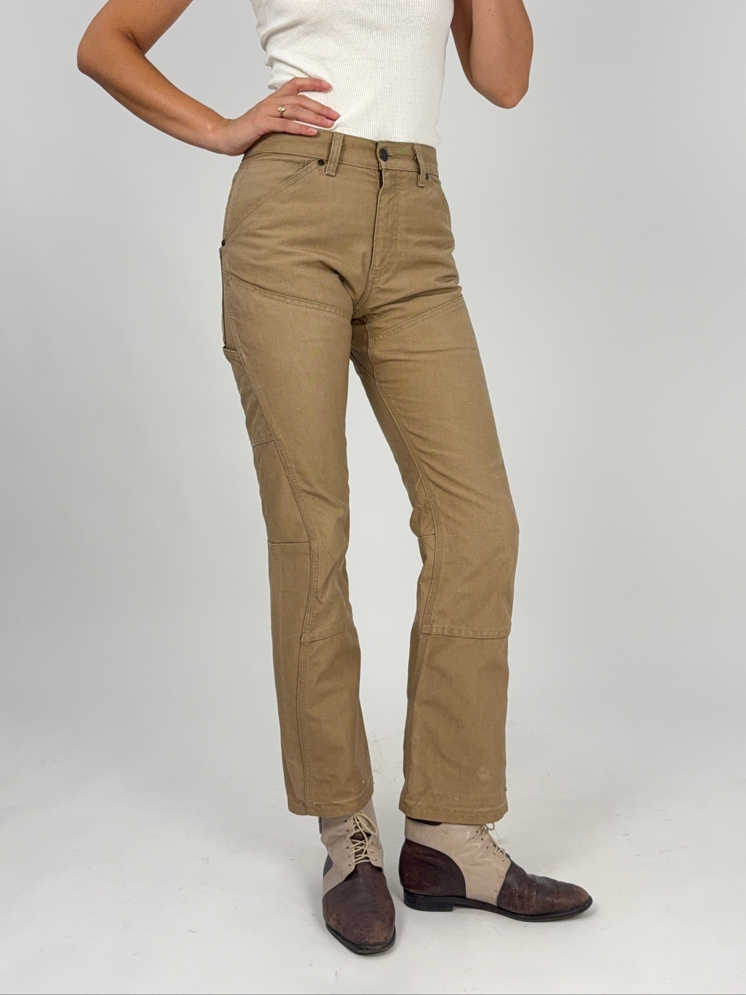 Lee Double Knee Vintage Donna W28 L32 Canvas Tan - vista frontale intera indossata con canotta bianca e scarpe basse