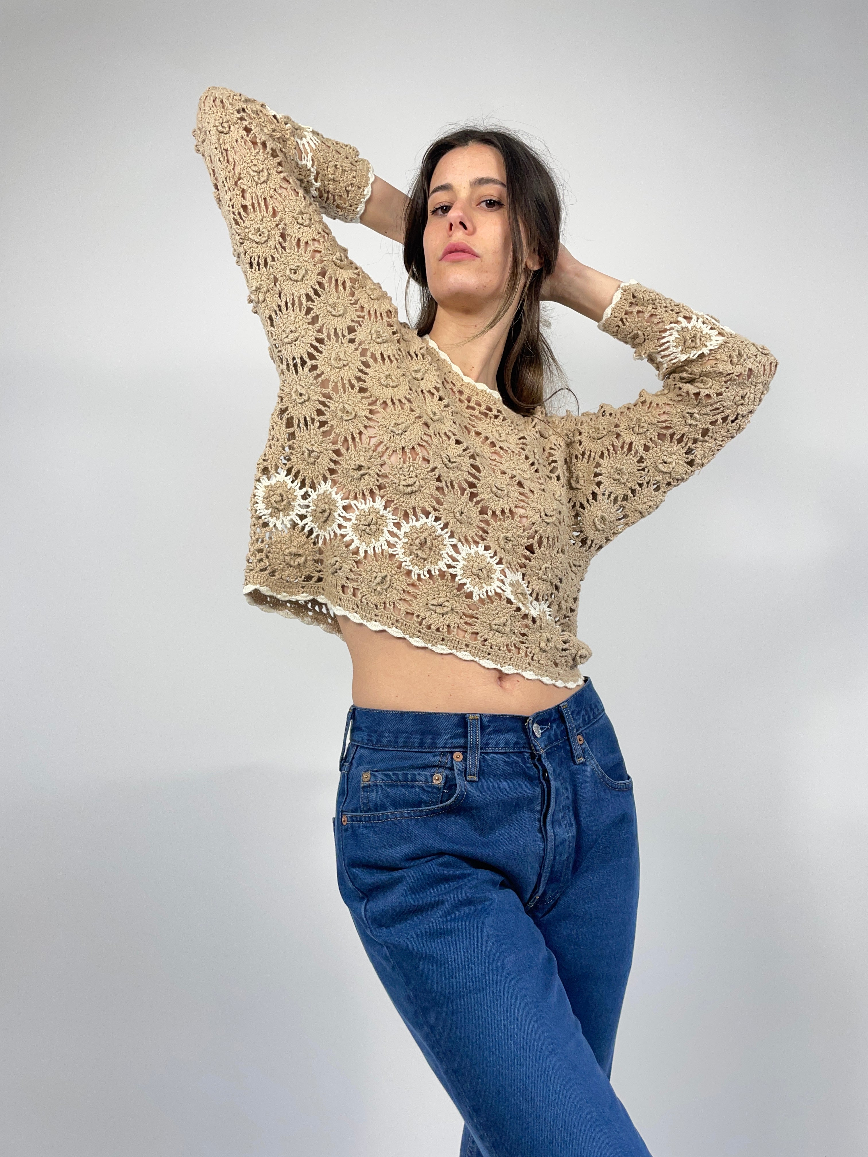 maglia-uncinetto-in-cotone-beige-e-bianco