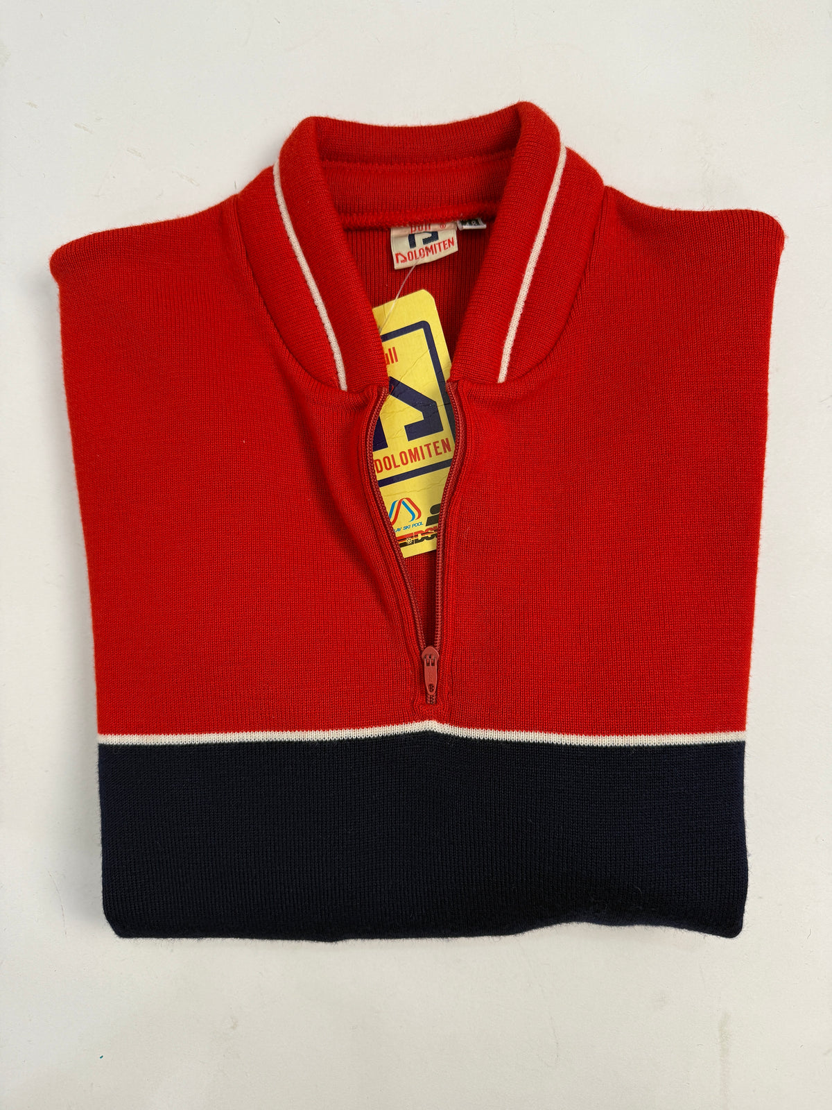 Maglione Dolomiten piano fronte - bicolore rosso/blu notte, patch logo Dolomiten su manicotto sinistro, fondo costina blu
