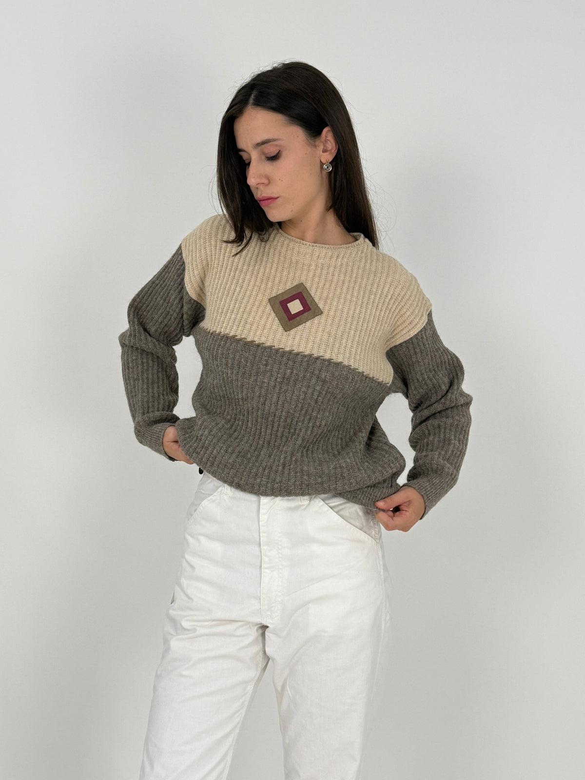 Dettaglio piano maglione Les Copains - etichetta Homme Made in Italy, patch camoscio rombo concentrico e costina wide rib beige