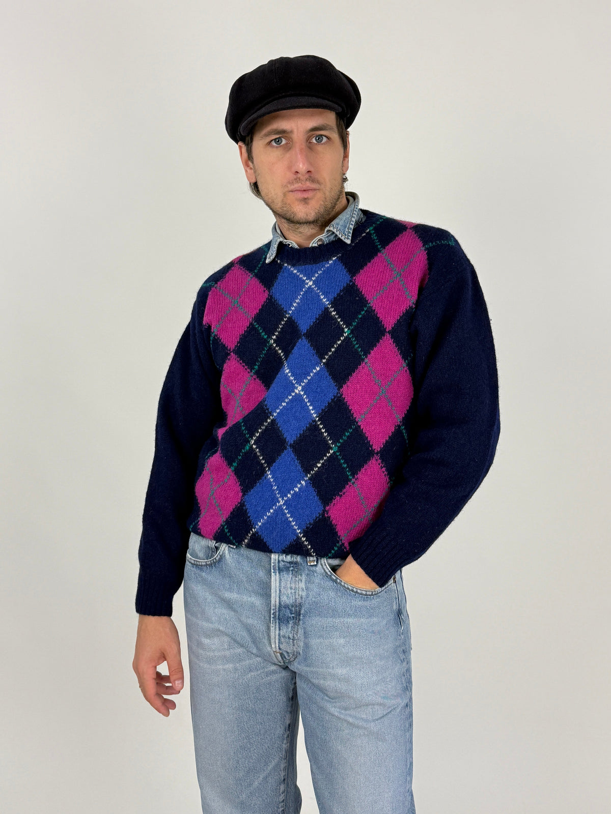 Maglione argyle vintage piano - pattern argyle navy/fucsia/royal blue completo, linee diagonali bianco crema e verde teal, girocollo costina navy