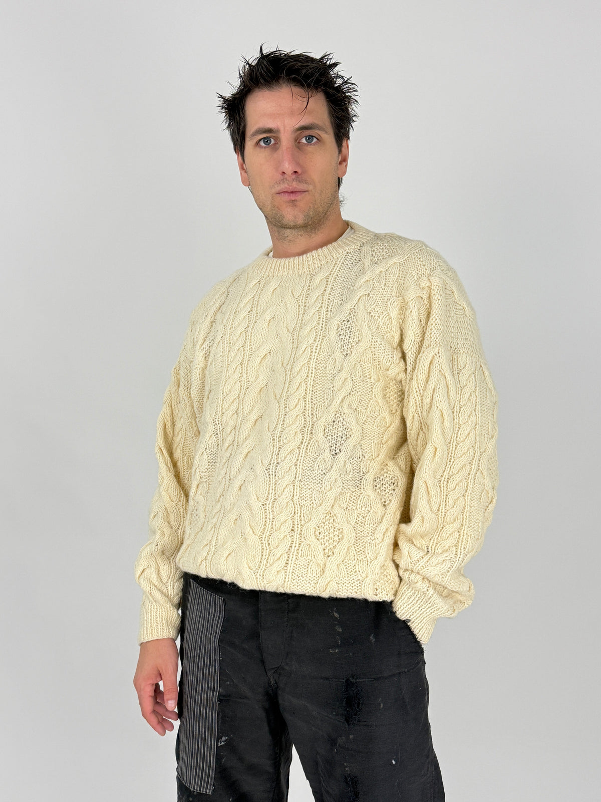Maglione vintage Abilene crema a trecce Aran 100% lana Shetland - fronte indossato, vista frontale