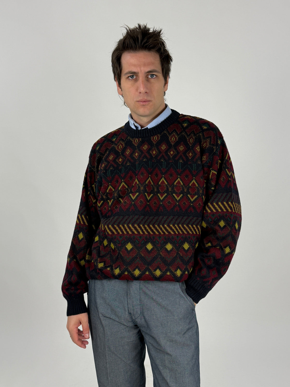 Maglione vintage anni 80 fantasia geometrica taglia L indossato, vista frontale