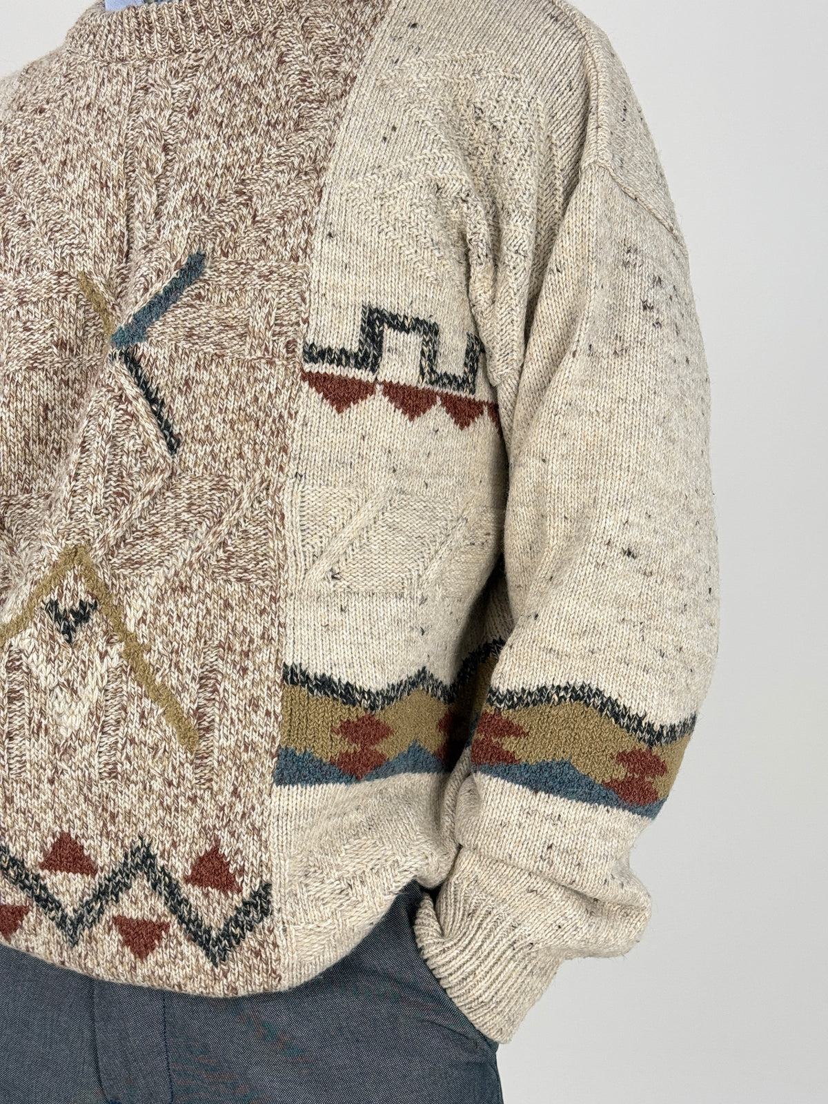 Maglione vintage beige a trecce taglia L, vista frontale indossato
