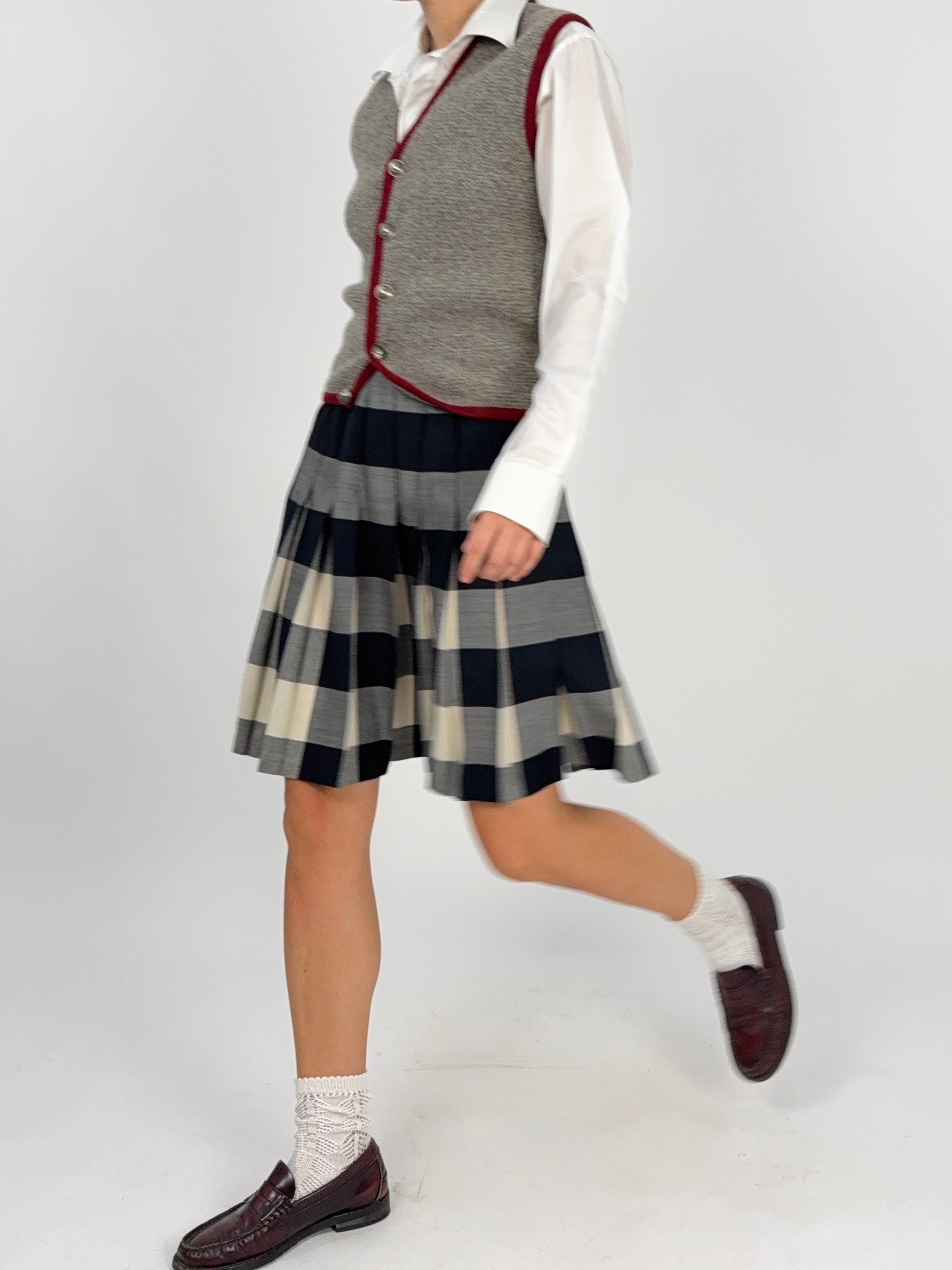 Gonna a Pieghe Vintage Donna College Righe Navy Grigio Panna - vista laterale in movimento con pieghe box aperte