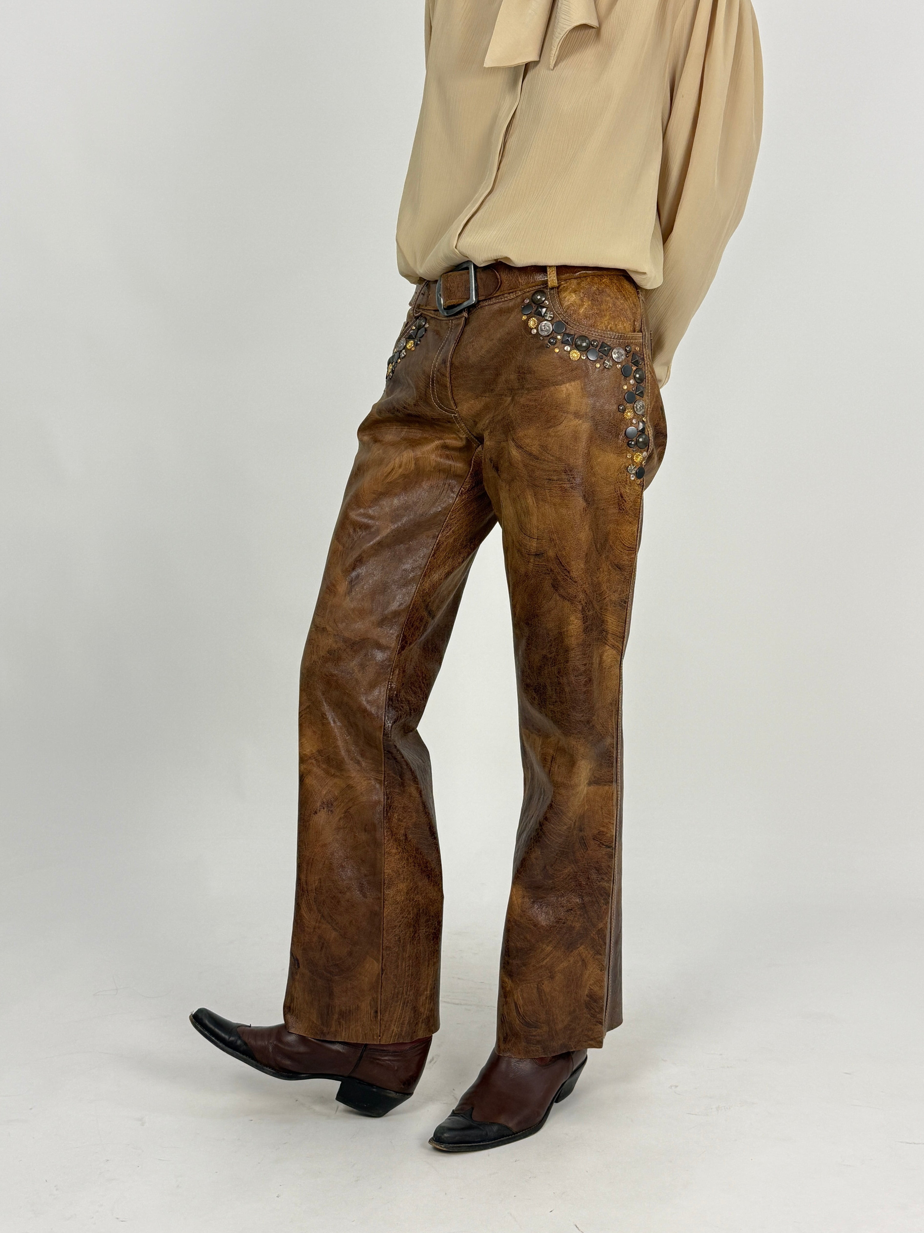 Pantaloni Vintage Y2K in Vera Pelle Marrone con Borchie Gioiello – Taglia 48/XL