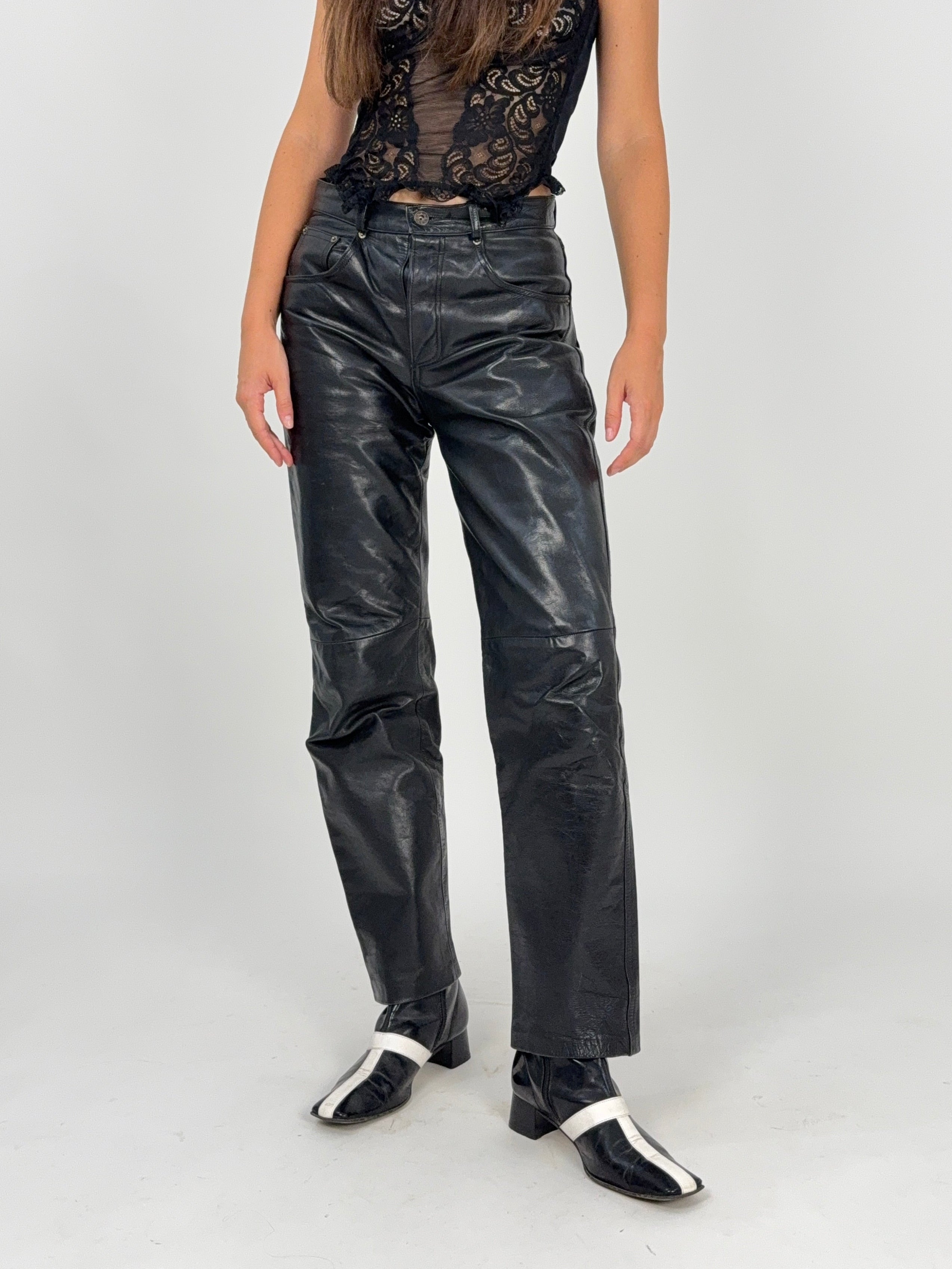 Pantaloni in Pelle Vera Vintage Arturo Paris Donna Neri - vista frontale intera indossata con body in pizzo nero e stivali bianchi e neri