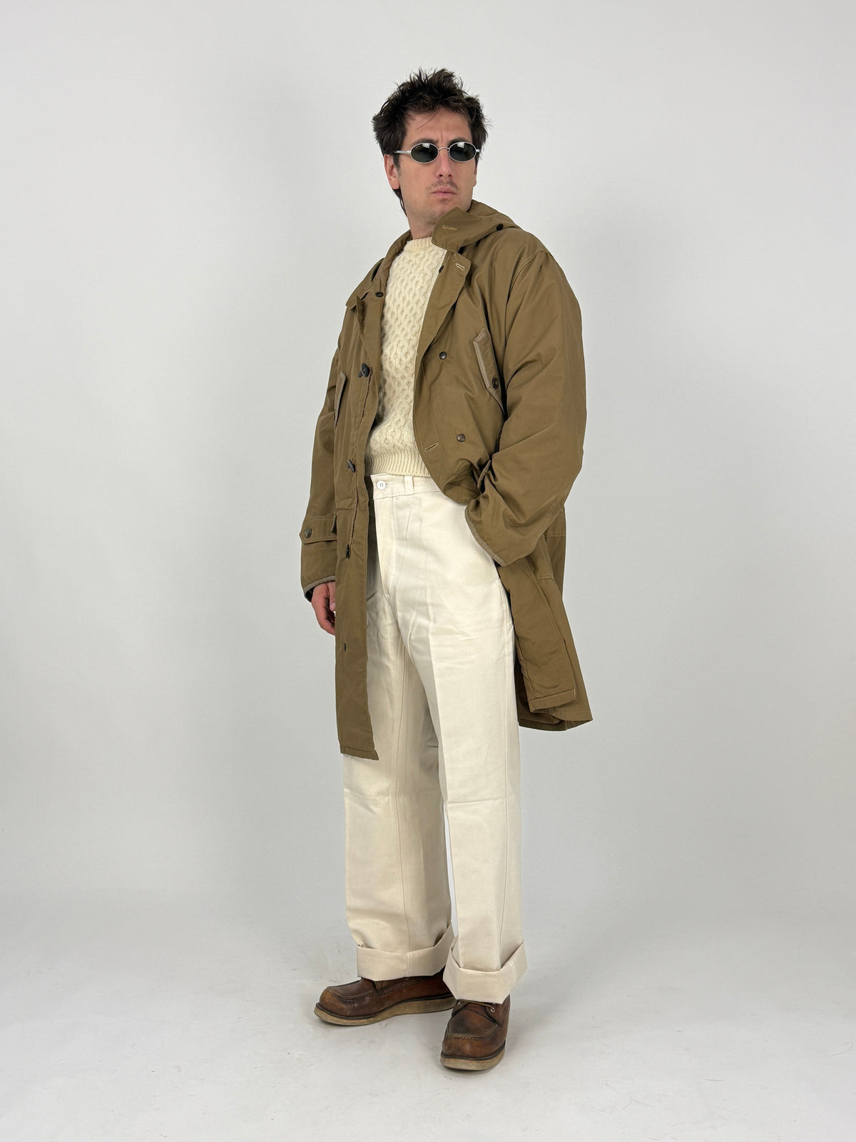 Parka utility khaki vintage anni 70 80 - fronte indossato figura intera, cotone khaki, cappuccio ampio, placca bottoni grigi, tasche cargo patta triangolare, impunture filo crema
