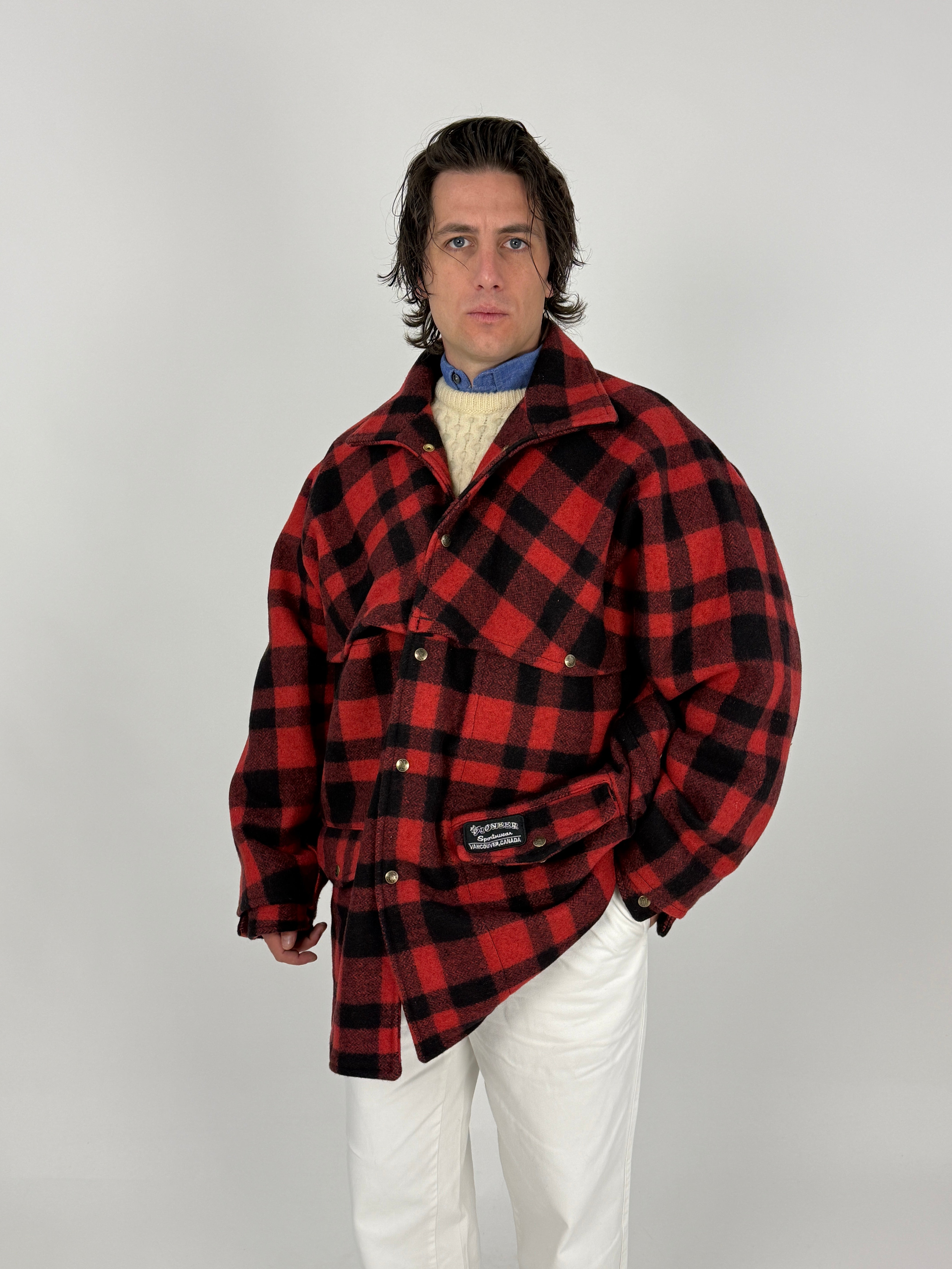 Giacca Lana Vintage Pioneer Sportswear Mackinaw Buffalo Check - vista frontale full body indossata chiusa con jeans bianchi e Red Wing boots