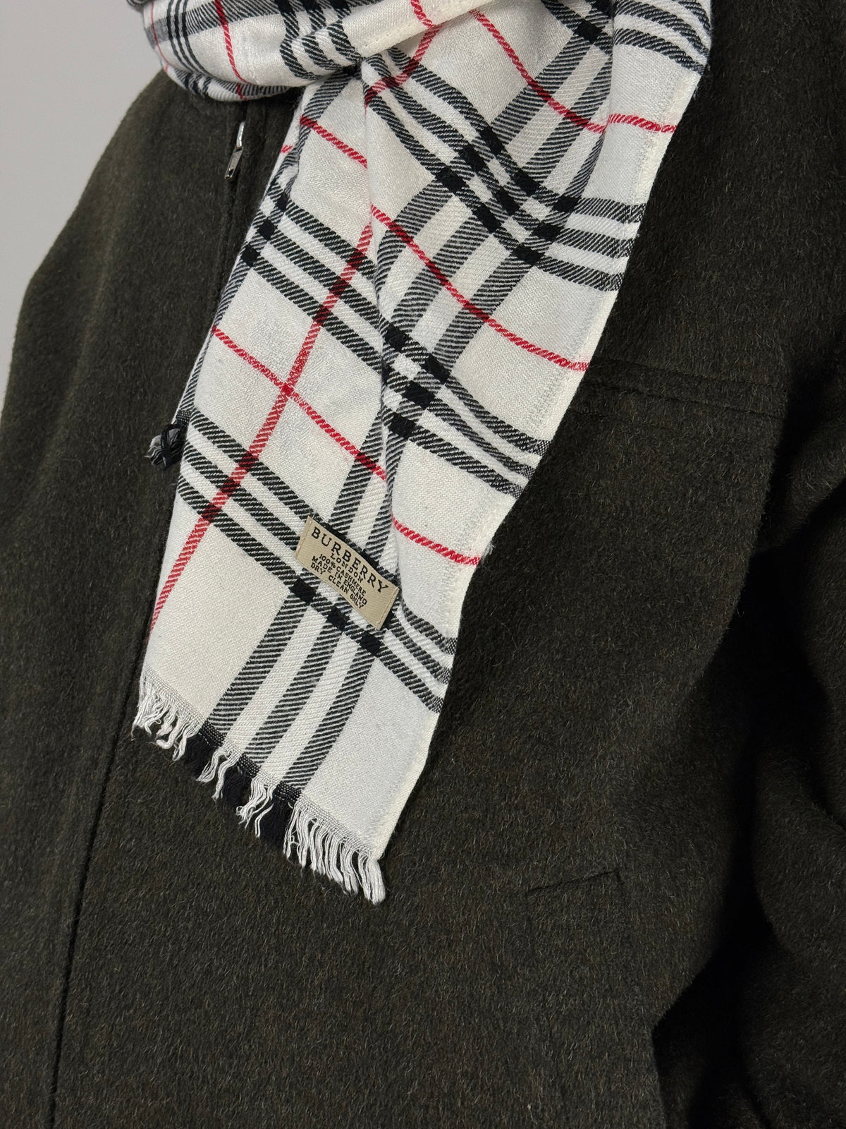 Sciarpa stola Burberry London in cashmere tartan avorio nero e rosso