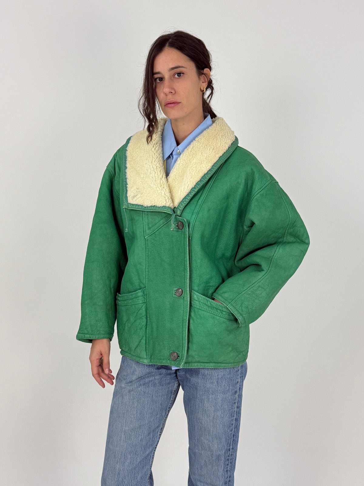 Etichetta interna Scout Shearling Made in Italy - label bianca scritta scout shearling, pelle montone verde kelly con grana naturale, shearling riccio avorio bordo colletto