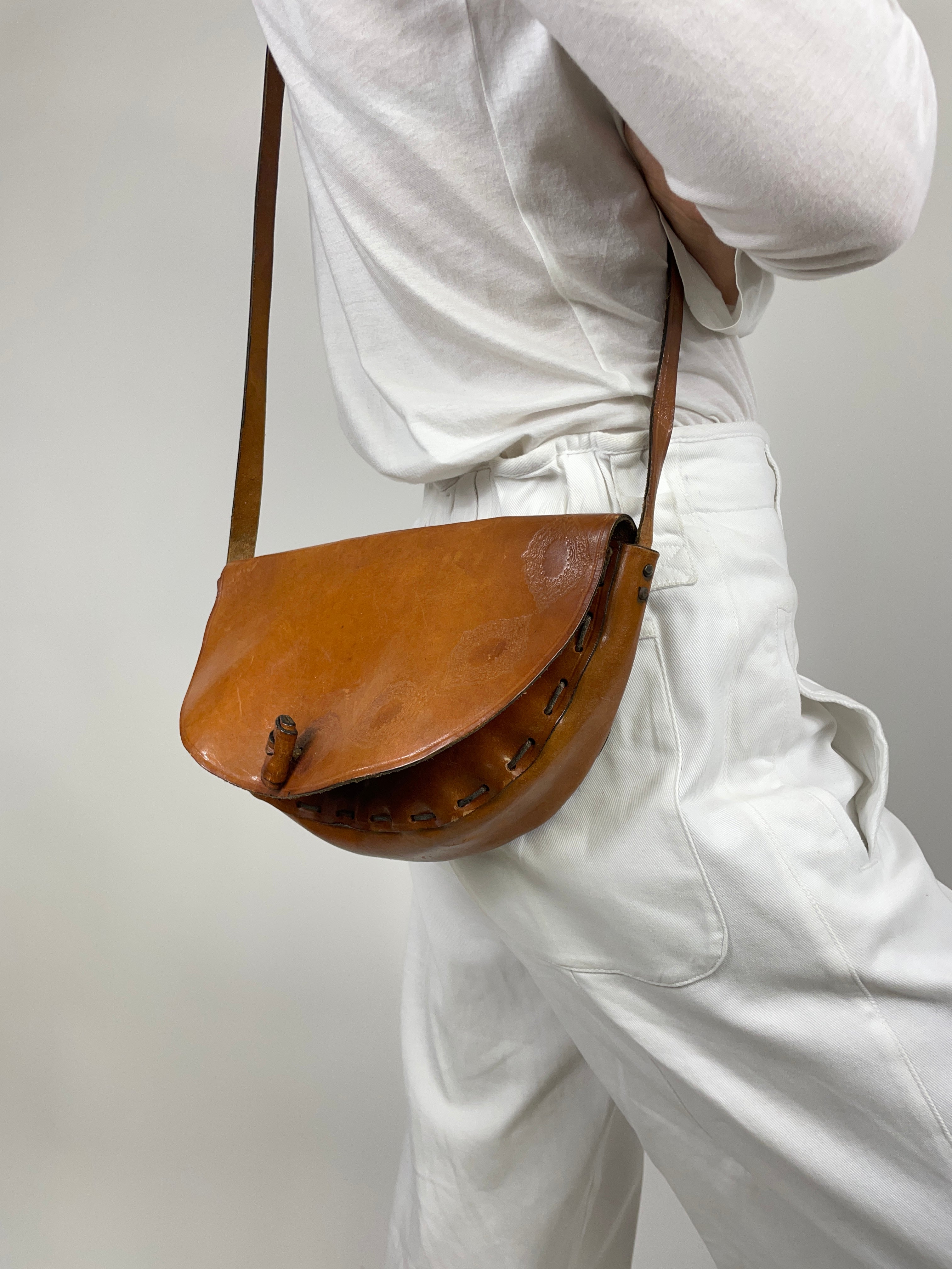 Genuine leather shoulder bag 70s