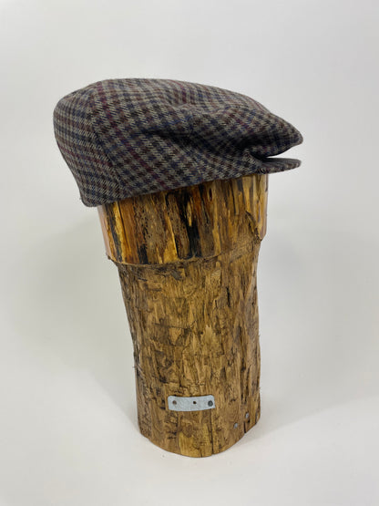 Flat cap in checked fabric