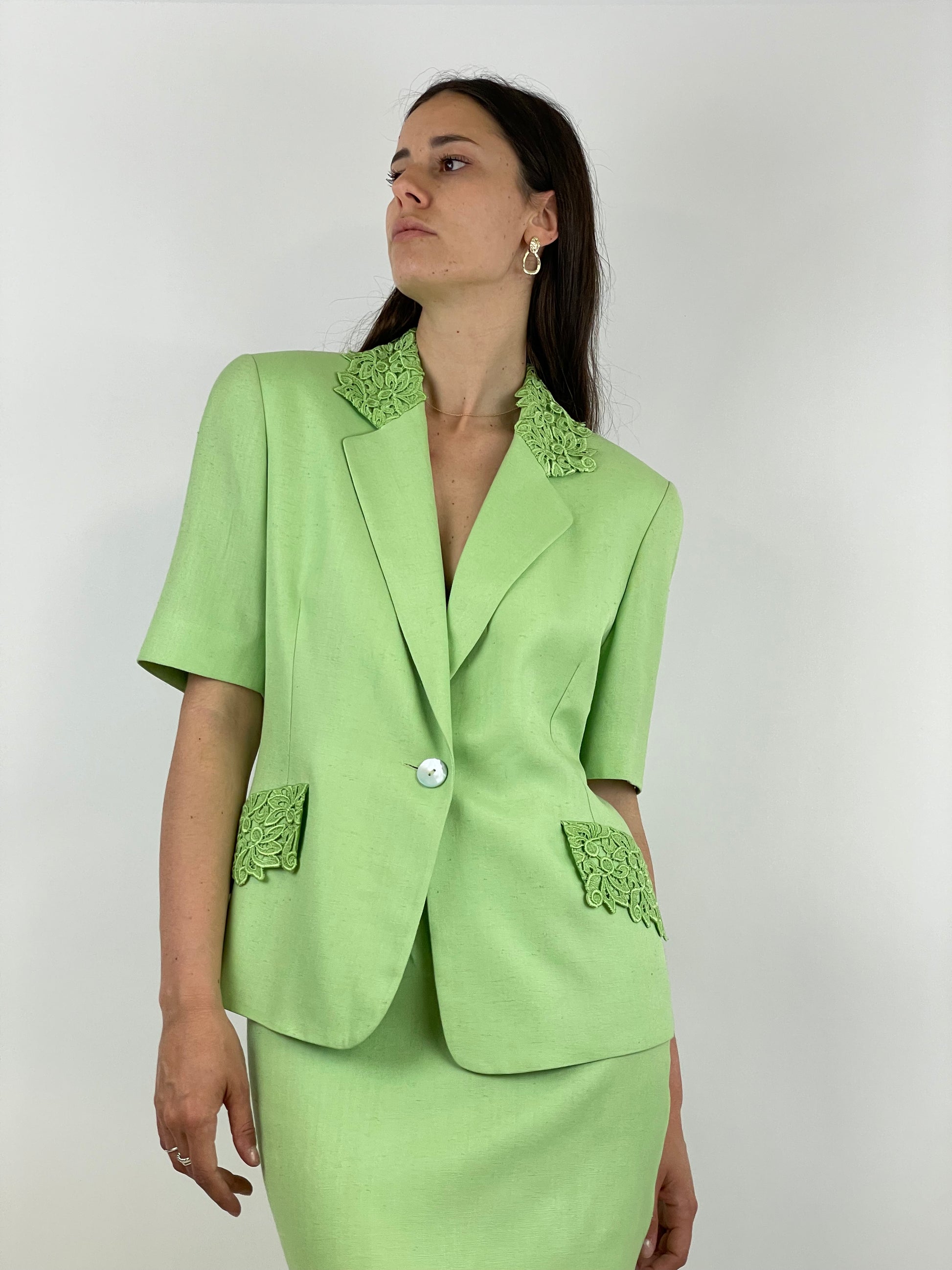 tailleur-verde-acceso-giacca-con-rifiniture-in-pizzo