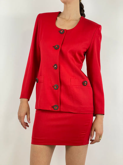 tailleur-anni-80-colore-rosso-giacca-e-minigonna-con-bottoni-gioiello