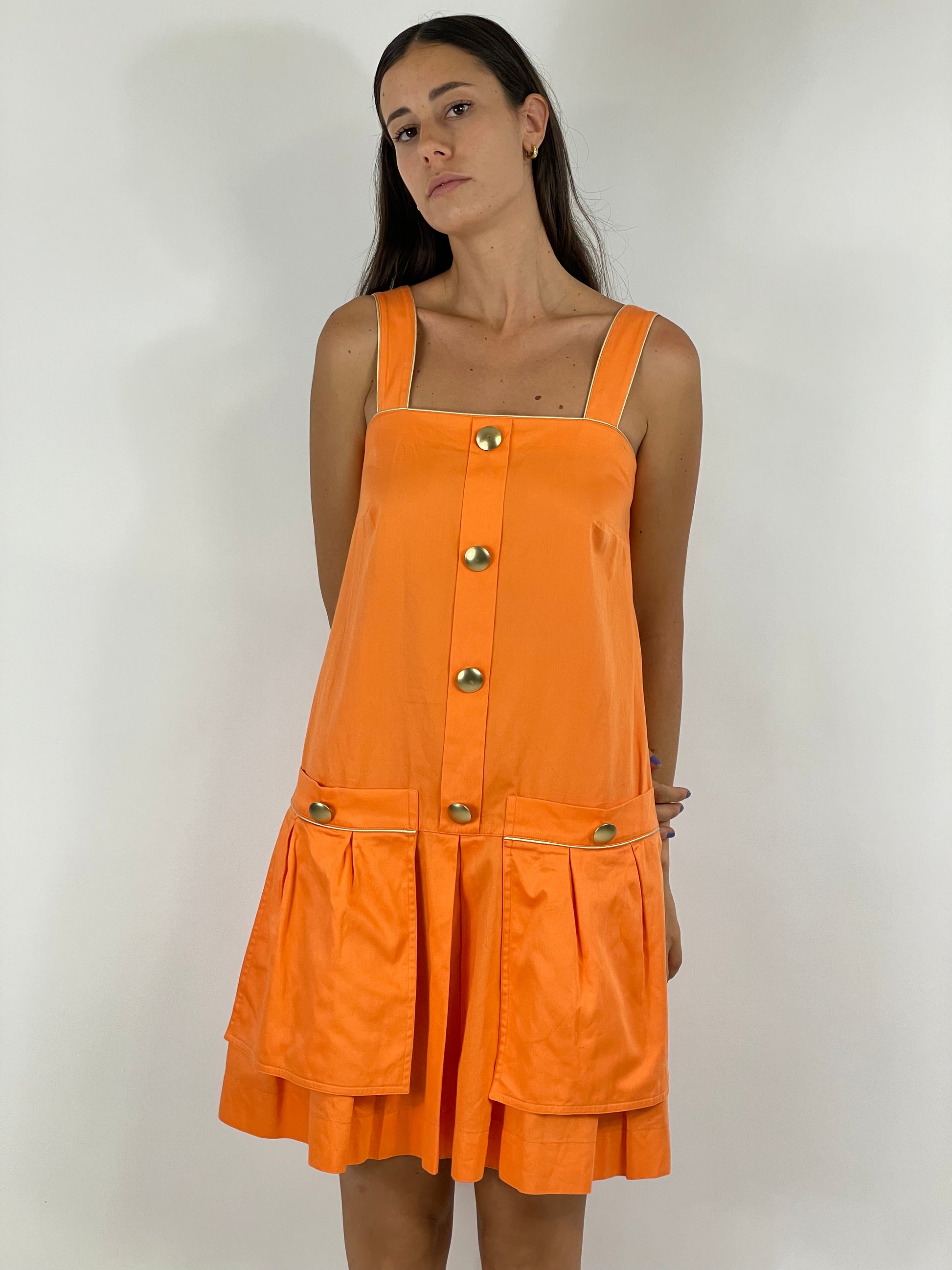 vestito-corto-gonna-ampia-con-2-tasche-bottoni-sul-davanti-colore-arancione