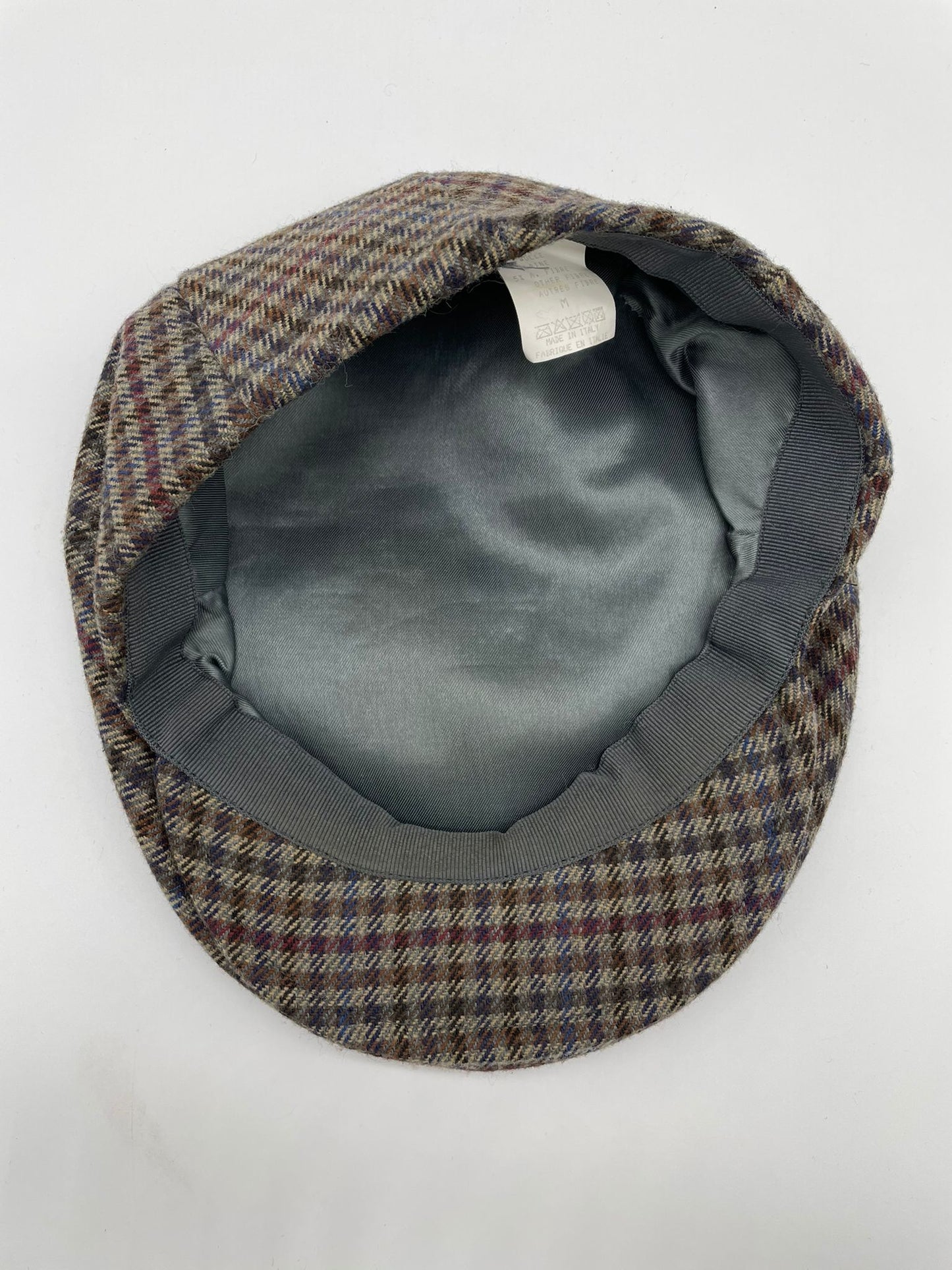 Flat cap in checked fabric