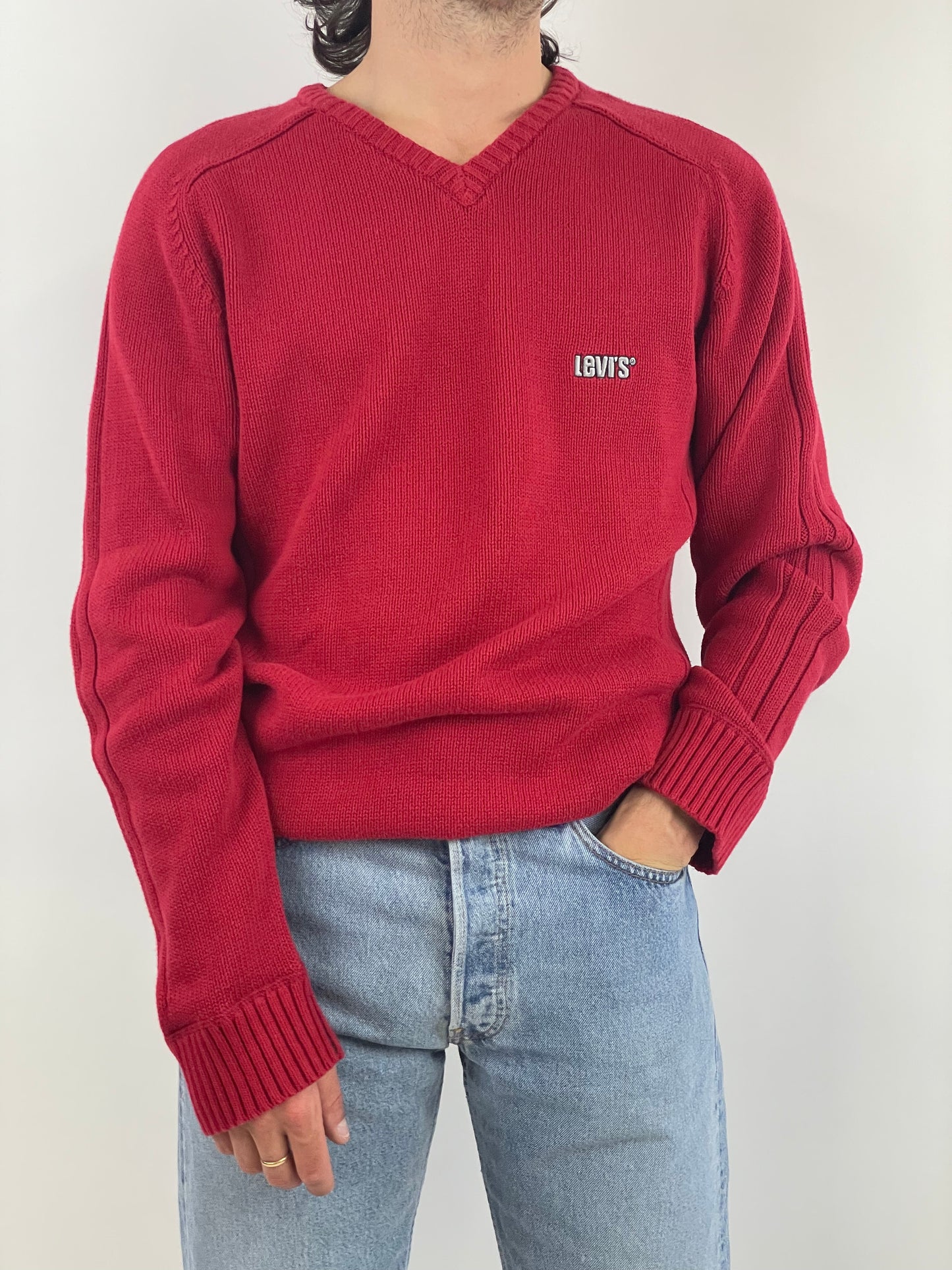 maglione-levis-scollo-a-v-colore-rosso