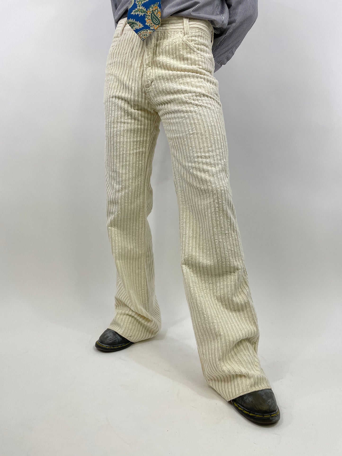 pantalone-anni-70-a-zampa-in-veluto-a-coste-colore-bianco