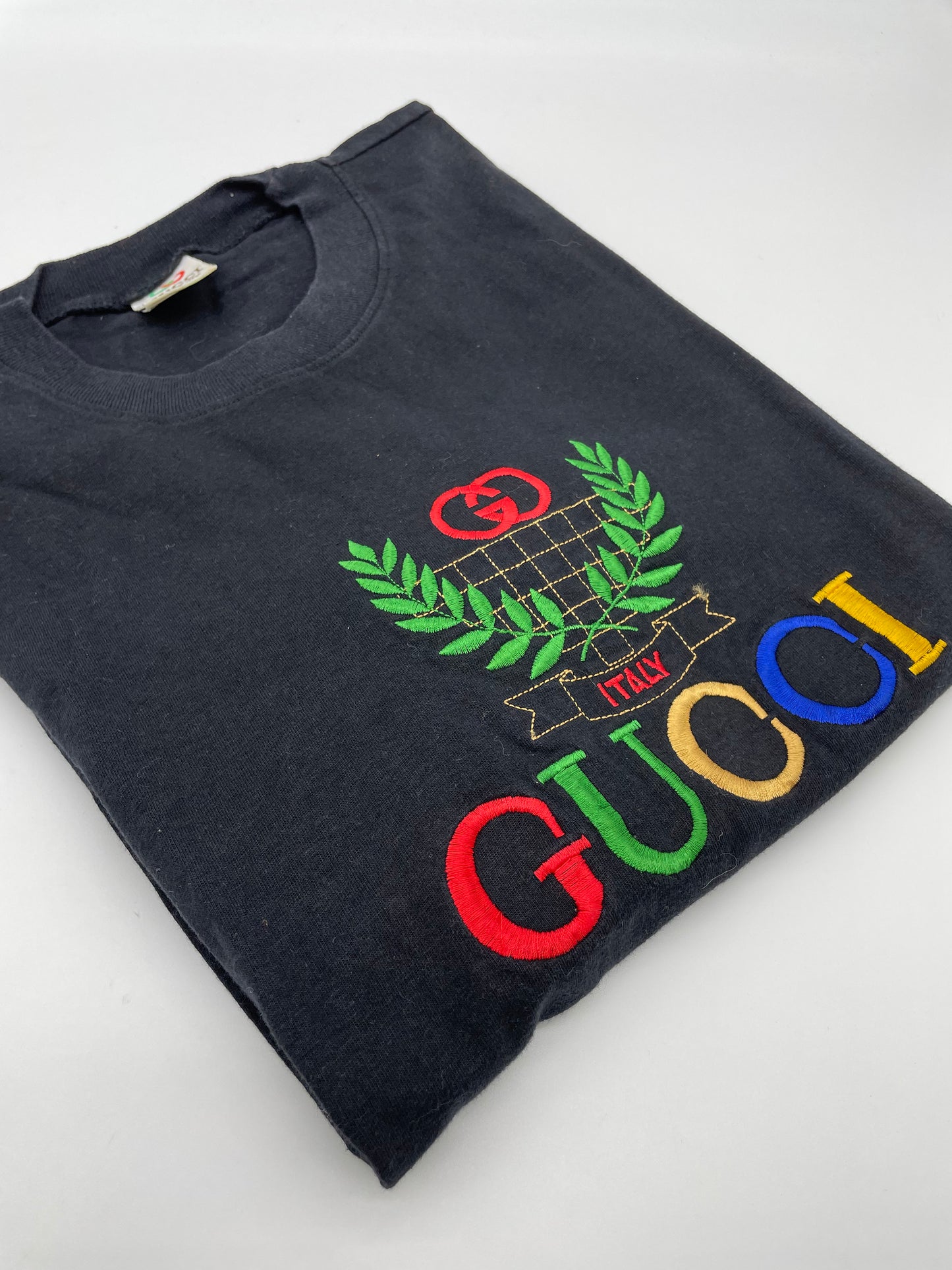 T-shirt-gucci-made-in-italy-anni-90-con-logo-ricamato-sul-davanti-colore-nero